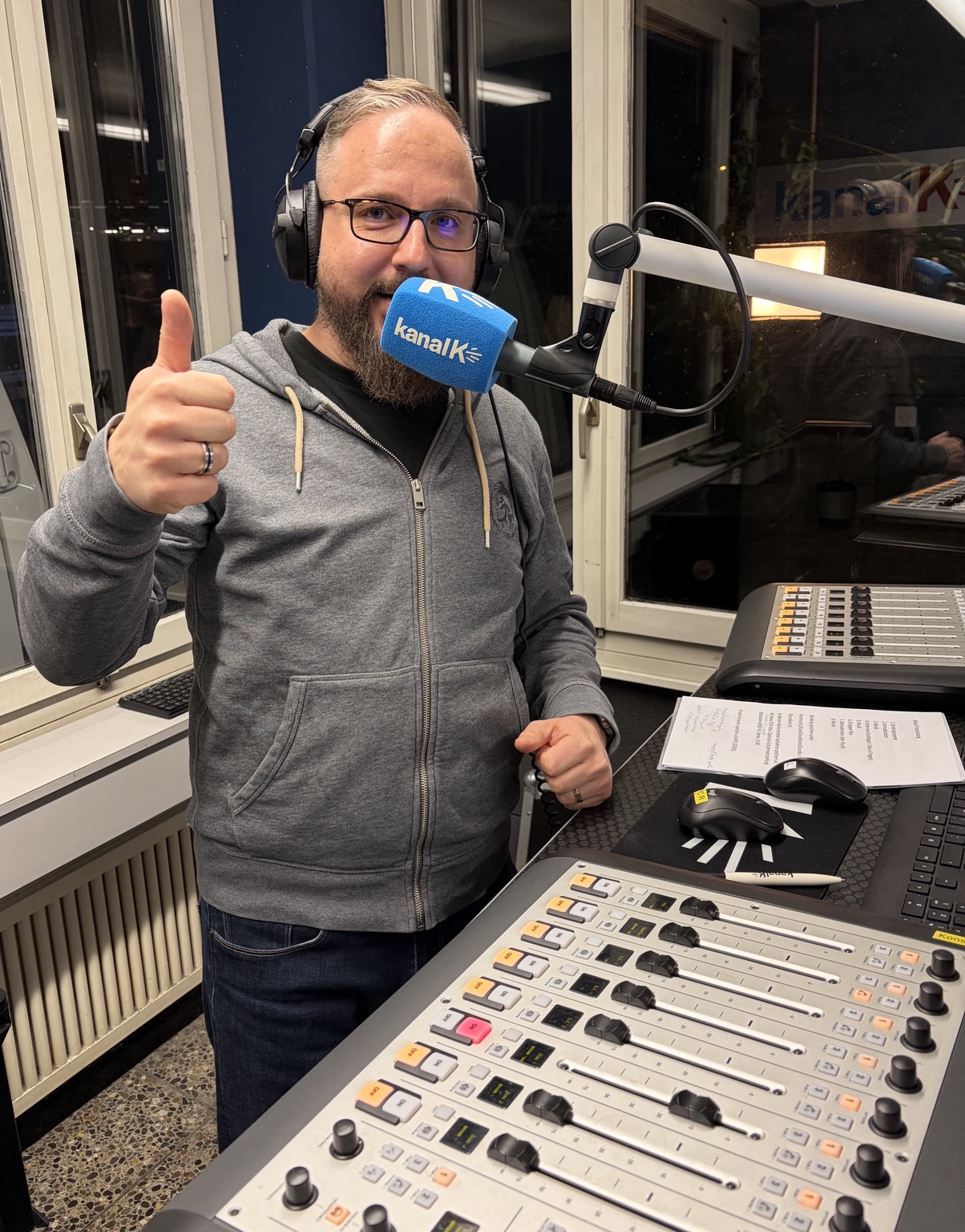 Nico Albert im Studio von Kanal K, am Mikrofon mit Kopfhörern