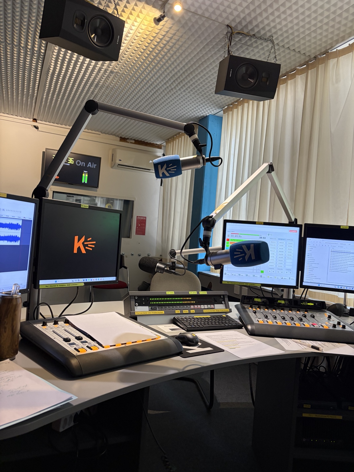 Regiepult und Studiomischpult von Kanal K im On-Air-Betrieb